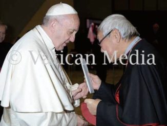 Kardinal Zen übergibt Papst Franziskus Schreiben der chinesischen Untergrundkirche Franziskus