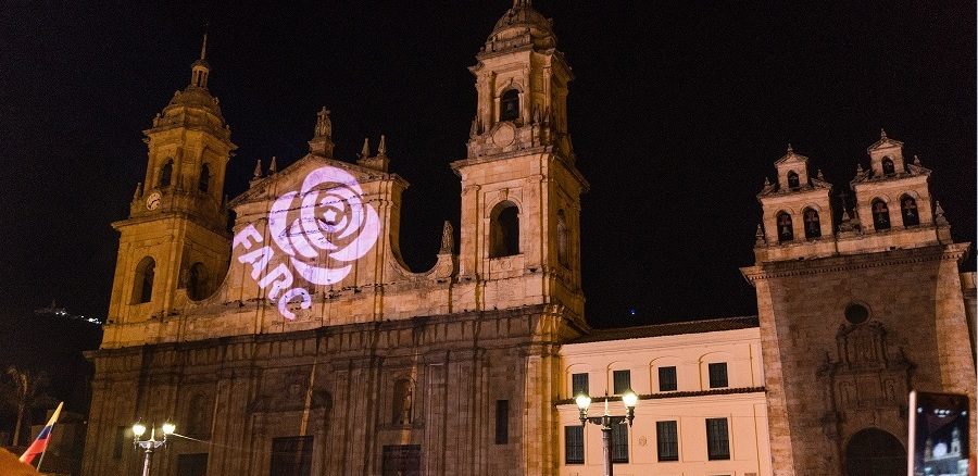 Kolumbien: Projektion kommunistischer Symbole der neuen, linksradikalen Partei FARC (vormals Terrororganisation FARC) auf die Kathedrale von Bogota.
