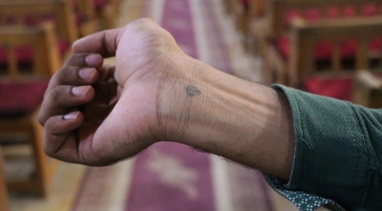 Das tätowierte Kreuz ist eine jahrhundertealte Tradition im Nahen Osten. Das Bekenntnis bedeutete für den jungen Kopten Bassem Herz Attalhah den Tod. Vor fünf Tagen wurde er von Dschihadisten in seiner Heimat, dem Sinai, ermordet.