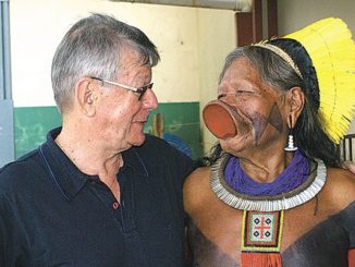 Bischof Kräutler, der Souffleur hinter der Amazonas-Synode, mit einem Indio-Häuptling.