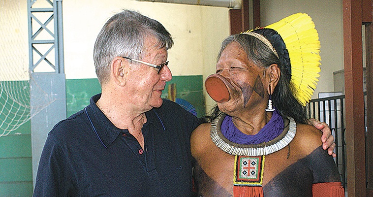 Bischof Kräutler, der Souffleur hinter der Amazonas-Synode, mit einem Indio-Häuptling.