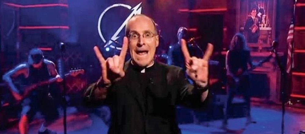 Der Jesuit James Martin (im Bild mit der Rockband Metallica) stellte im Zuge seiner Homophilen-Kamagne den Katechismus der Katholischen Kirche unter Anklage. Er sei schuld, wenn junge Homosexuelle Selbstmord begehen.