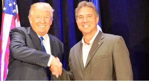 US-Präsident Donald Trump erhielt als Pro Life Person of the Year den Malachi Award. Im Bild rechts Troy Newman, der Vorsitzende von Operation Rescue.