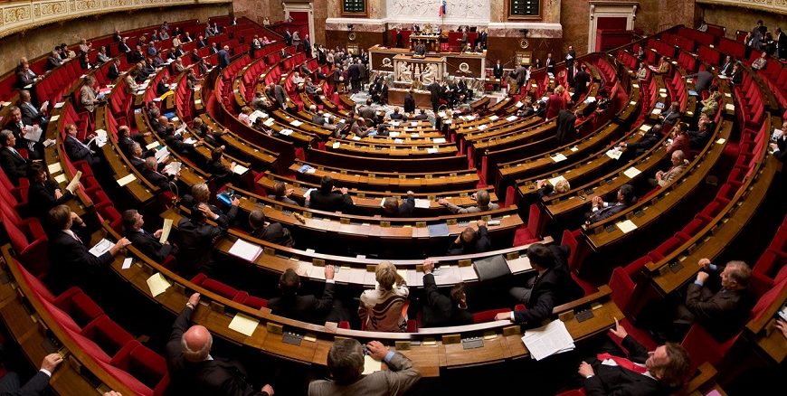 Christenfeindlichkeit Macrons linke Präsidentenmehrheit verbietet Parlamentsabgeordneten religiöse Symbole zu tragen.