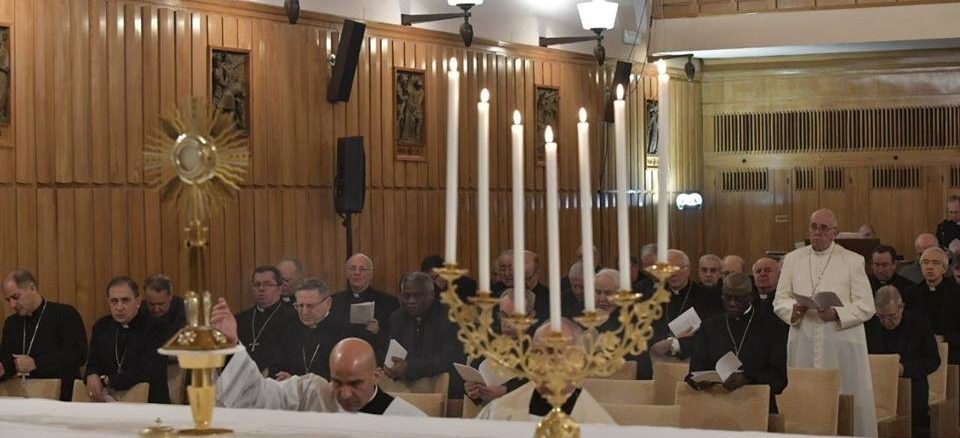 Papst Franziskus steht vor vor dem Eucharistischen Herrn: Fastenexerzitien der Römischen Kurie 2018.