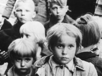 Reproduktionsmedizin „Biographische Erschütterungen schreiben sich in die genetische Matrix ein“. Im Bild deutsche Kinder, die im Zuge der ethnischen Säuberungen die polnisch besetzten deutschen Ostgebiete verlassen mußten (1948).