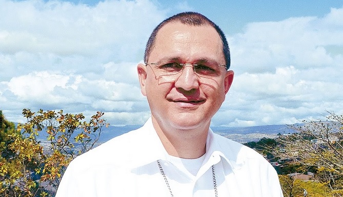 Kardinal Maradiagas rechte Hand im Erzbistum Tegucigalpa wird durch einen Artikel des National Catholic Register schwer belastet: zweifelhafte Finanzen, Homosexualität, sexuelle Belästigung und Machtmißbrauch..