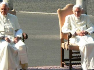 Papst Franziskus und Papst Benedikt XVI.