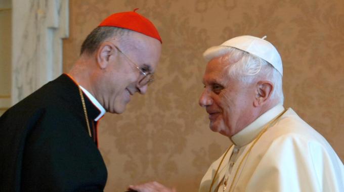 Der Rücktritt von Papst Benedikt XVI. geschildert von seinem Kardinalstaatssekretär Tarcisio Bertone.