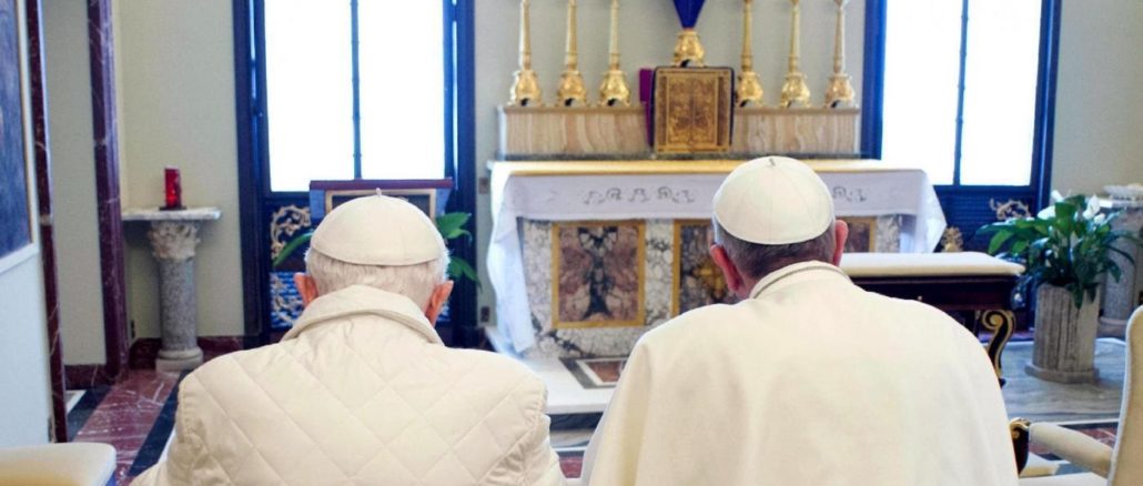 Benedikt XVI. und Franziskus bei ihrer ersten Begegnung nach dem Konklave 2013 (Castel Gandolfo).
