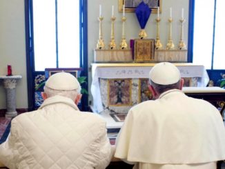 Benedikt XVI. und Franziskus bei ihrer ersten Begegnung nach dem Konklave 2013 (Castel Gandolfo).