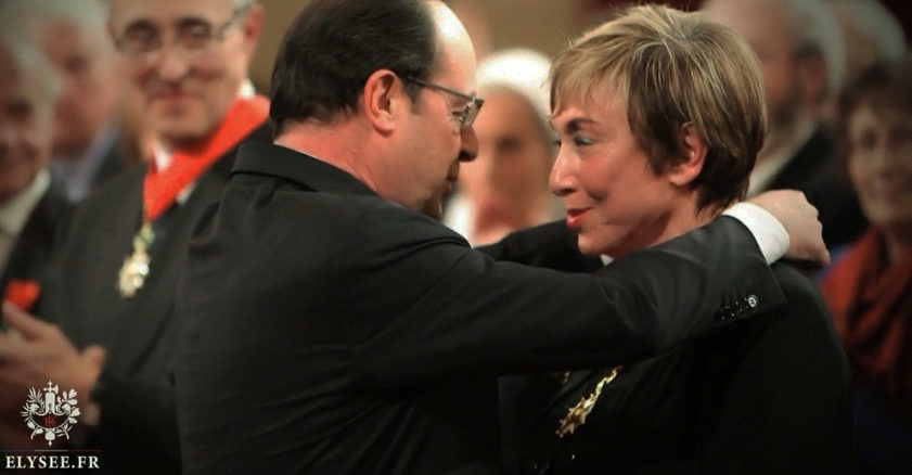 François Hollande nimmt Julia Kristeva als Kommandeur in die Ehrenlegion auf (2015).