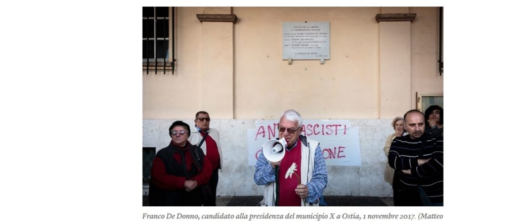 Papst Franziskus feiert in diesem Jahr Fronleichnam nicht in Rom, sondern in Ostia. Der Grund dürfte der Mann im Bild mit Megaphon sein, Don Franco De Donno, "Straßenpriester", im Bild vor der Aufschrift "Antifaschisten".