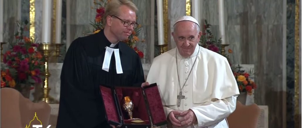 Papst Franziskus mit Pastor Jens-Martin Kruse von der evangelisch-lutherischen Kirche in Rom (November 2015).