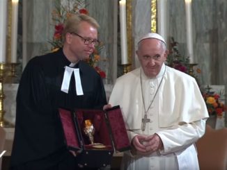 Papst Franziskus mit Pastor Jens-Martin Kruse von der evangelisch-lutherischen Kirche in Rom (November 2015).
