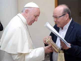 Der Ex-Priester und Chefredakteur der antikirchlichen Seite Religion Digital, Josè Manuel Vidal, schenkt Papst Franziskus drei Tafeln Turrón.