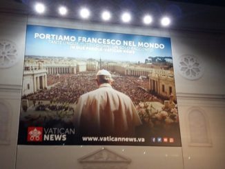 Die großflächige Werbekampagne von Vatican News (Bild an der Piazza Navona).
