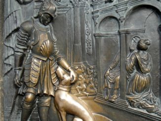 Bronzerelief auf der Karlsbrücke in Prag. Es zeigt im Hintergrund den heiligen Nepomuk, der die Beichte der Königin hört.