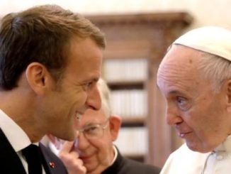 Emmanuel Macron und Papst Franziskus