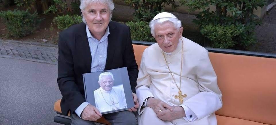 Benedikt XVI. mit Stefano Spaziani vor wenigen Tagen in den Vatikanischen Gärten.