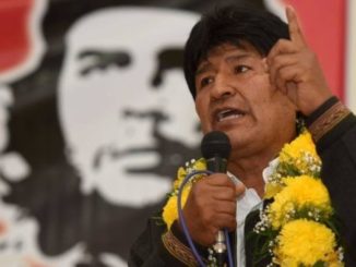 Evo Morales mit Che Guevara im Hintergrund