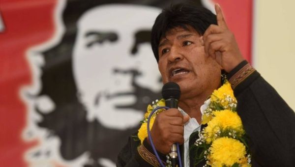 Evo Morales mit Che Guevara im Hintergrund