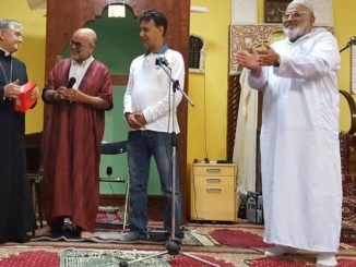 Islam: Bischof Michele Seccia mit Imam Batzami beim Besuch einer Moschee.