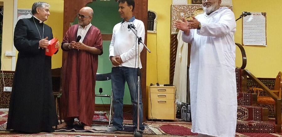 Islam: Bischof Michele Seccia mit Imam Batzami beim Besuch einer Moschee.