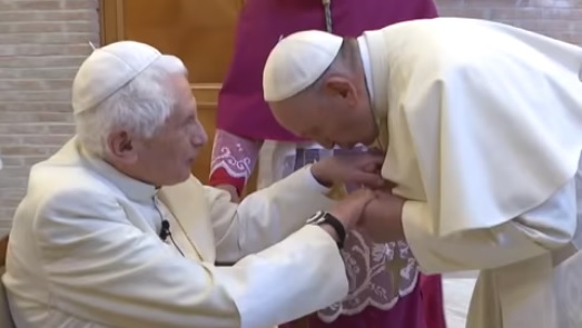 Papst Franzsikus küßt die Hände von Benedikt XVI.
