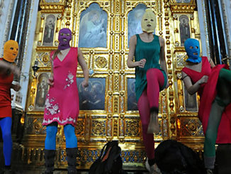 Pussy Riot 2012 beim „Punk-Gebet“ in der Christus-Erlöser-Kathedrale in Moskau