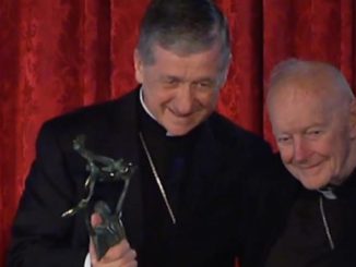 Kardinal Cupich überreichte Kardinal McCarrick 2016 den Spirit of Francis Award.Kardinal Cupich überreichte Kardinal McCarrick 2016 den Spirit of Francis Award.