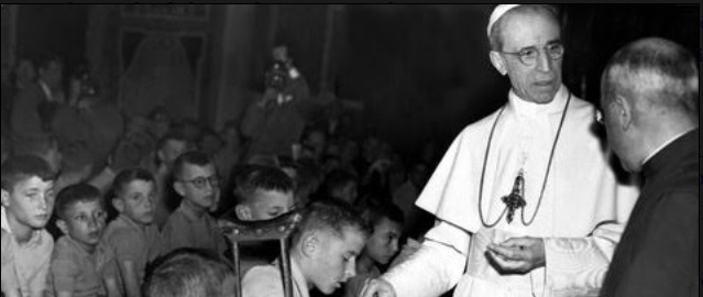 Der Zweifel: Heiligsprechungen als Instrument der Kirchenpolitik. Im Bild Pius XII. (1939-1958)