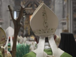 Papst Franziskus beim Abschlußgottesdienst der Jugendsynode mit dem ungewöhnlichen Pastorale.
