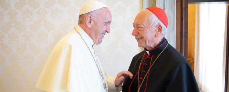 Kardinal Coccopalmerio mit Papst Franziskus