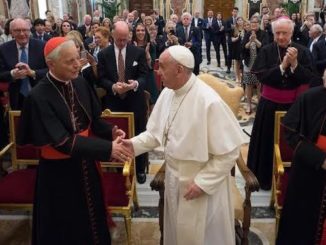 Papst Franziskus mit Kardinal Wuerl und Kardinal McCarrick (inzwischen Ex-Kardinal) bei einem Empfang für eine US-Stiftung namens The Papal Foundation.