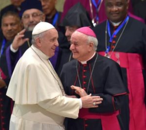 Papst Franziskus mit Erzbischof Vincenzo Paglia