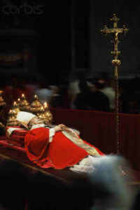 Paul VI. aufgebahrt im Petersdom