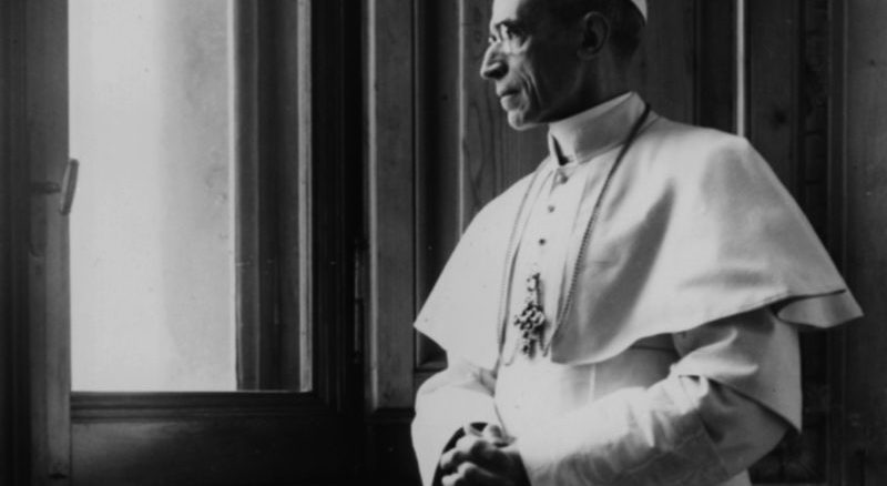 Das Bild von Papst Pius XII. (1939-1958) erlegte etliche Jahre nach seinem Tod eine radikale Verkehrung. Der Anstoß kam vom KGB und richtete sich gegen das Ansehen der katholischen Kirche. Ein gesamtgesellschaftlicher Umbruch verschaffte der schwarzen Legende zum Durchbruch.