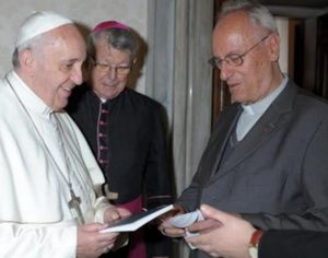 Paulo Suess mit Bischof Kräutler (Mitte) und Papst Franziskus
