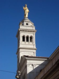 Turm der Basilika mit Erlöserstatue
