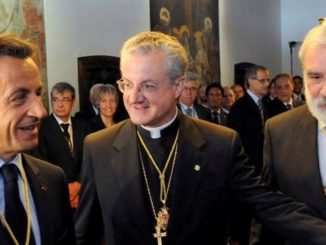 Andorra droht bei Einführung der Abtreibung eine Verfassungskrise. Im Bild die beiden Kofürsten des Fürstentums: Erzbischof Joan Enric Vives i Sicilia, der Bischof von Urgell, und der französische Staatspräsident, damals Nicolas Sarkozy, heute Emmanuel Macron.
