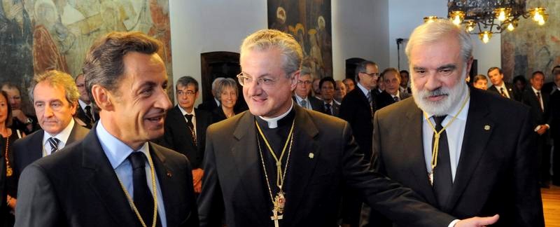 Andorra droht bei Einführung der Abtreibung eine Verfassungskrise. Im Bild die beiden Kofürsten des Fürstentums: Erzbischof Joan Enric Vives i Sicilia, der Bischof von Urgell, und der französische Staatspräsident, damals Nicolas Sarkozy, heute Emmanuel Macron.