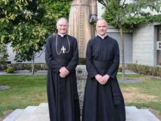 P. Pagliarini mit Bischof Fellay, der neue und der alte Generalobere der Piusbruderschaft.