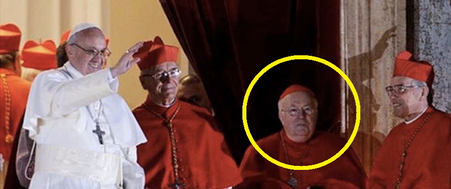 Papst Franziskus holte Kardinal Godfried Danneels am Wahlabend auf die Mittelloggia des Petersdomes, als er sich dem Volk zeigte. Ein „verheerendes Signal“.