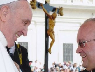 Papst Franziskus mit Msgr. Charles Scicluna