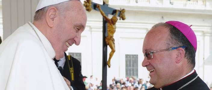 Papst Franziskus mit Msgr. Charles Scicluna
