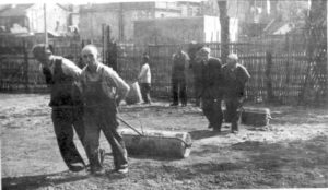 Albrecht Abraham (vorne rechts) bei Planierungsarbeiten im KZ Buchenwald