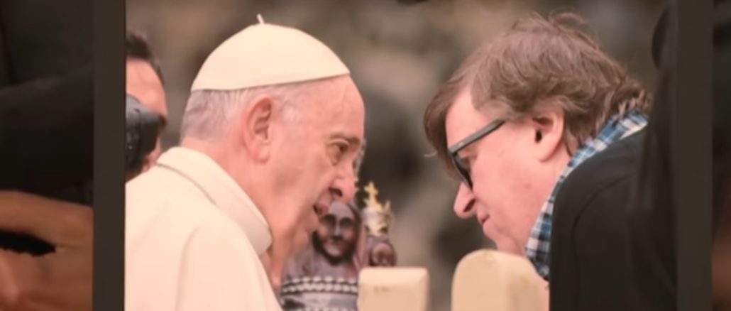 Papst Franziskus mit Michael Moore. Der Filmregisseur und linke Aktivist bat Franziskus um sein Gebet. Der habe abgelehnt und gesagt: "Du mußt Filme machen".