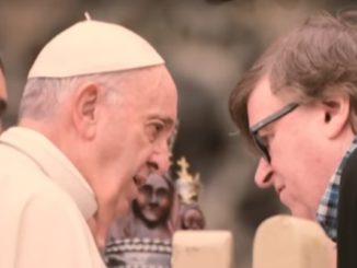 Papst Franziskus mit Michael Moore. Der Filmregisseur und linke Aktivist bat Franziskus um sein Gebet. Der habe abgelehnt und gesagt: "Du mußt Filme machen".