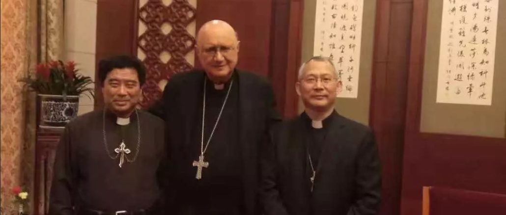„Geste des Gehorsams“: Erzbischof Celli mit legitimen Bischöfen Chinas, die zugunsten von regimehörigen Bischöfen zurücktreten müssen.